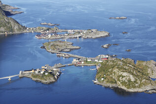 Spektakuläre Küstenlandschaft kleinen Inseln im Meer, die mit Brücken verbunden sind. Blick vom Berg hinunter.