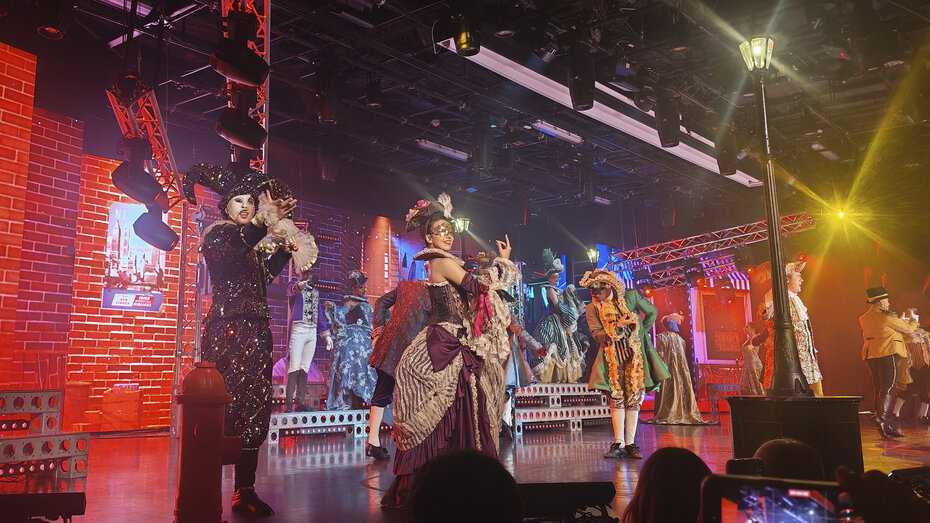 Eine Show auf einem Kreuzfahrtschiff.