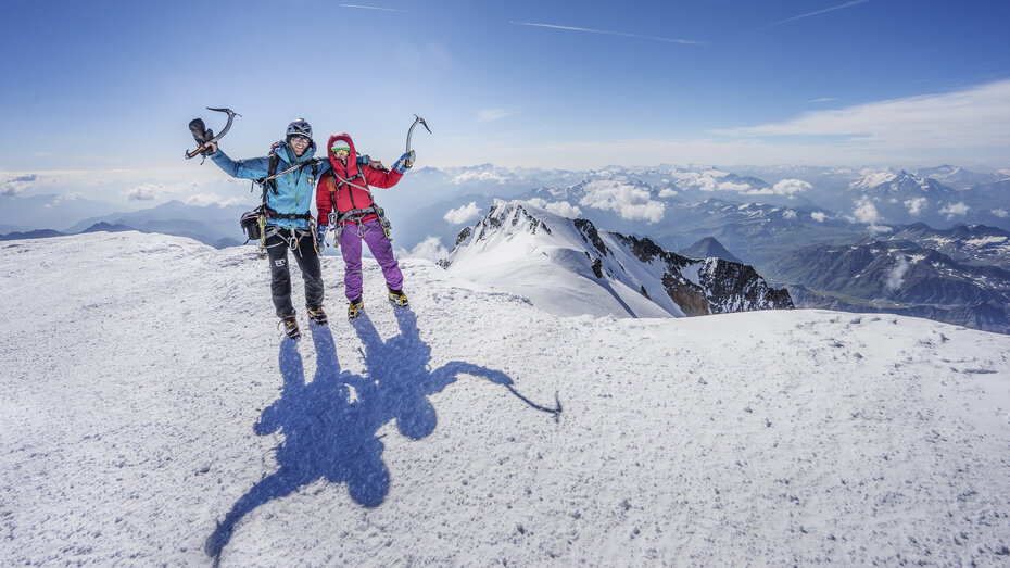 Marlies Czerny und ihr Mann Andi stehen am schneebedeckten Berg.