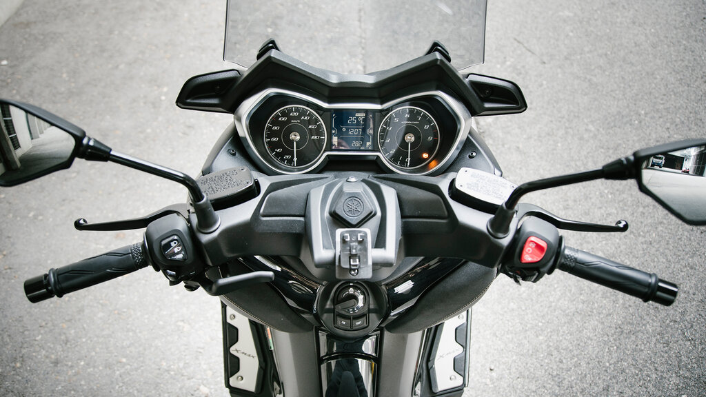 400er_YamahaXMax400_Cockpit_CMS.jpg Sebastian Weissinger