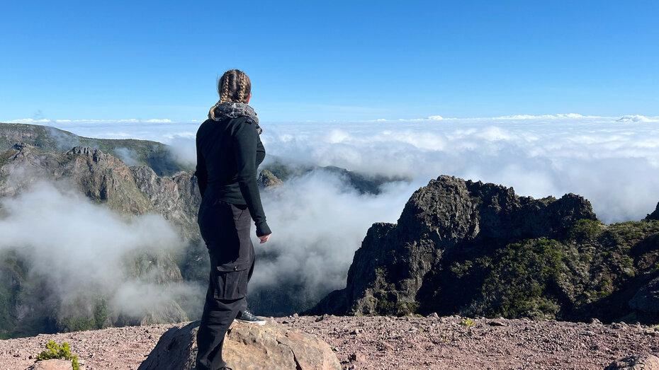 Redakteurin Verena Schauer auf dem Vereda do Areeiro auf Madeira. Sie blickt in die Ferne.