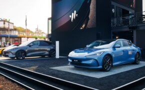Ausstellungsstand der Marke MG mit drei Autos davor am Goodwood Festival of Speed.