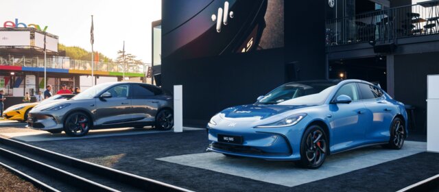 Ausstellungsstand der Marke MG mit drei Autos davor am Goodwood Festival of Speed.