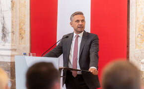 Wirtschaftsminister Hattmannsdorfer spricht an einem Redepult