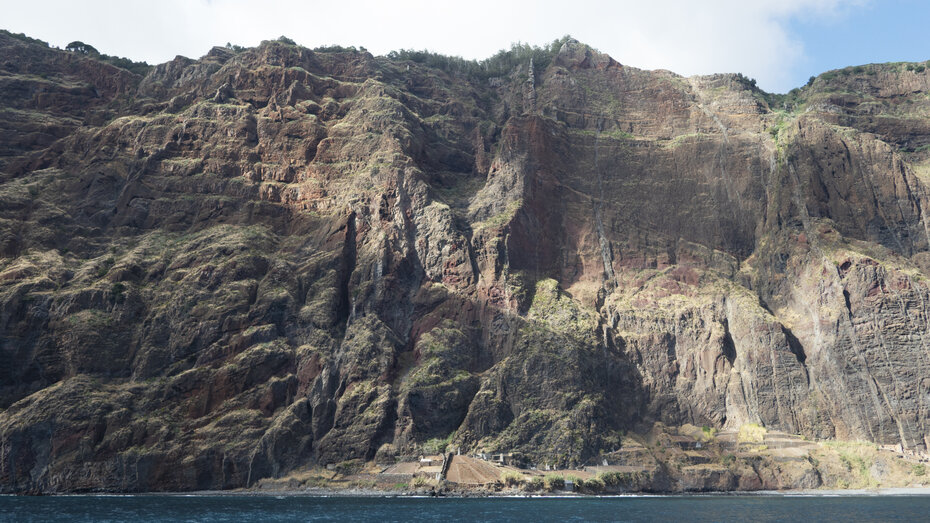 Felsenformationen auf Madeira neben dem Meer.