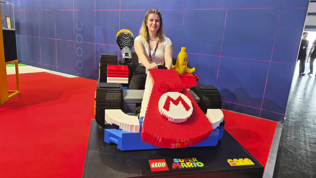 Redakteurin Verena Schauer sitzt in Lego Mario Kart Auto.