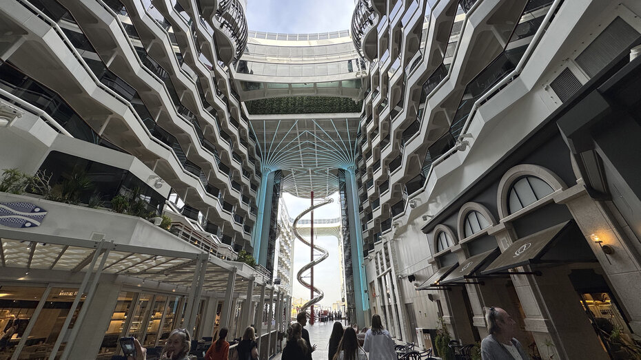 Die MSC World Europa: Blick vom Schiff auf die Etagen und die lange Rutsche.