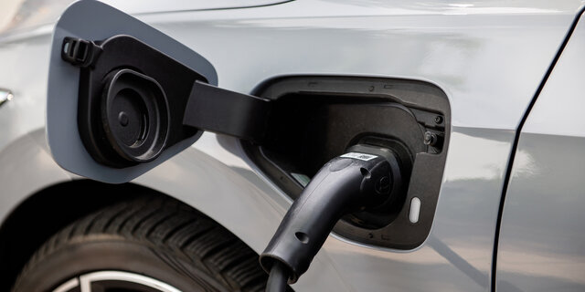 Stecker in einem Plug-in-Hybrid-Auto