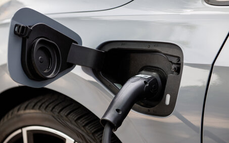 Stecker in einem Plug-in-Hybrid-Auto