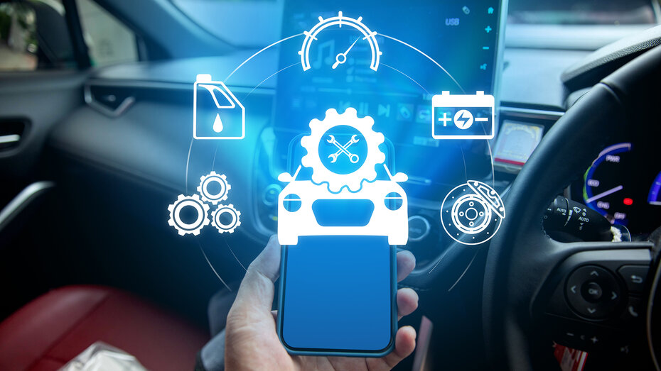 Eine Hand hält im Cockpit eines Autos ein Handy, darüber sind Symbole für vernetzte Dienste eingeblendet