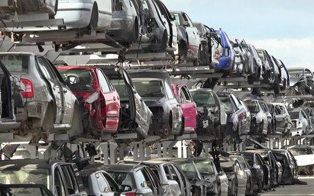 Kaputte Autos auf einem Schrottplatz