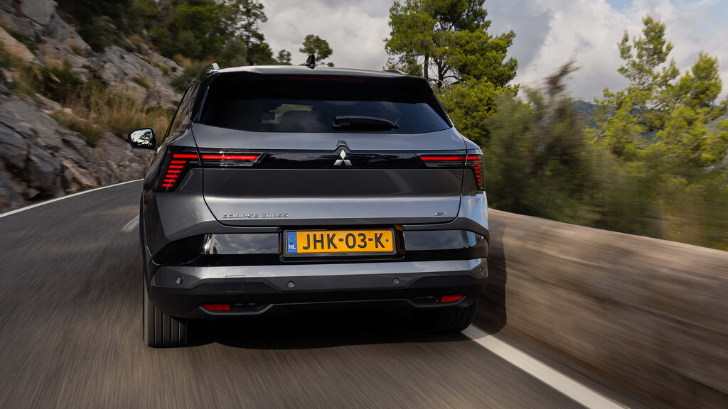 Das Heck eines grauen Mitsubishi Eclipse Cross