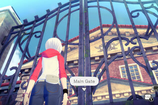 Videospielfigur Ashley, ein Mädchen mit kurzen, weißen Haaren, einer schwarzen Hose und einem weiß-roten Pulli steht vor dem verschlossenen Tor einer Villa.