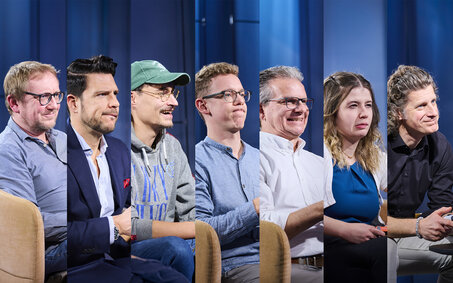 Die Redakteure nebeneinander beim Spielen.