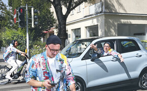 3 mal ist der gleiche Mann in unterschiedlichen Rollen zu sehen: Als Radfahrer, Fußgänger und Autofahrer.