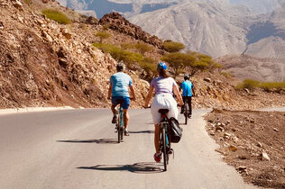 Gruppe beim Radfahren im Oman.