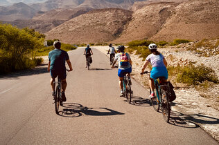 Gruppe beim Radfahren im Oman.
