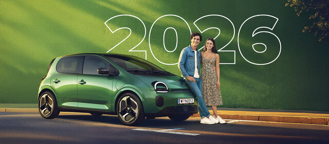 Ein Paar steht neben einem grünen Renault Twingo.