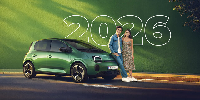 Ein Paar steht neben einem grünen Renault Twingo.