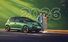 Ein Paar steht neben einem grünen Renault Twingo.