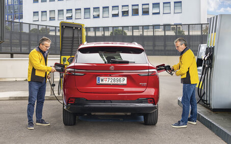 MG HS+ von hinten links und rechts Person