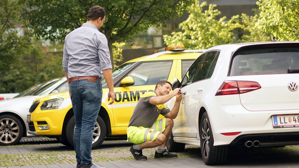Ein ÖAMTC-Pannenfahrer öffnet ein Auto mit einem Spezialwerkzeug