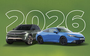 Ein dunkelgrünes und ein blaues Auto vor grünem Grund