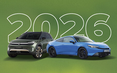 Ein dunkelgrünes und ein blaues Auto vor grünem Grund