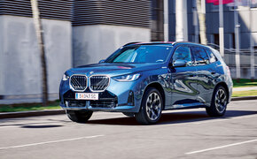 Großes, blaues SUV in Fahrt