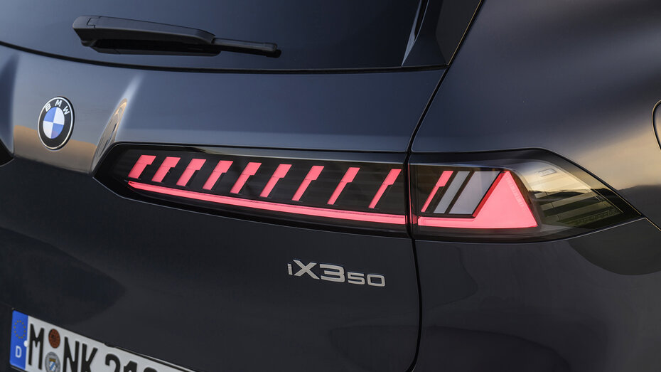 Heckleuchte in L-Form eines dunkelgrauen BMW iX3.