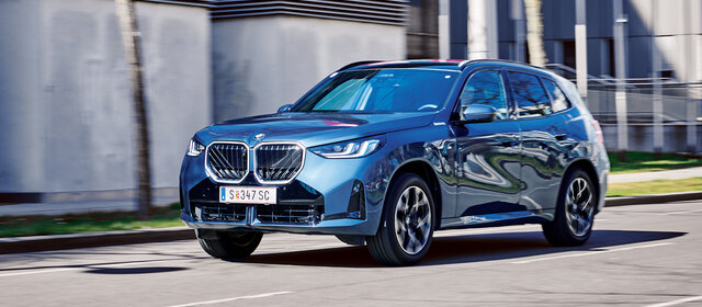 Großes, blaues SUV in Fahrt