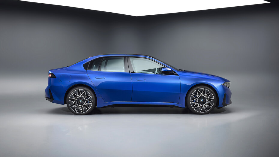 Seitenansicht eines blauen BMW i3, der in einem Studio steht.