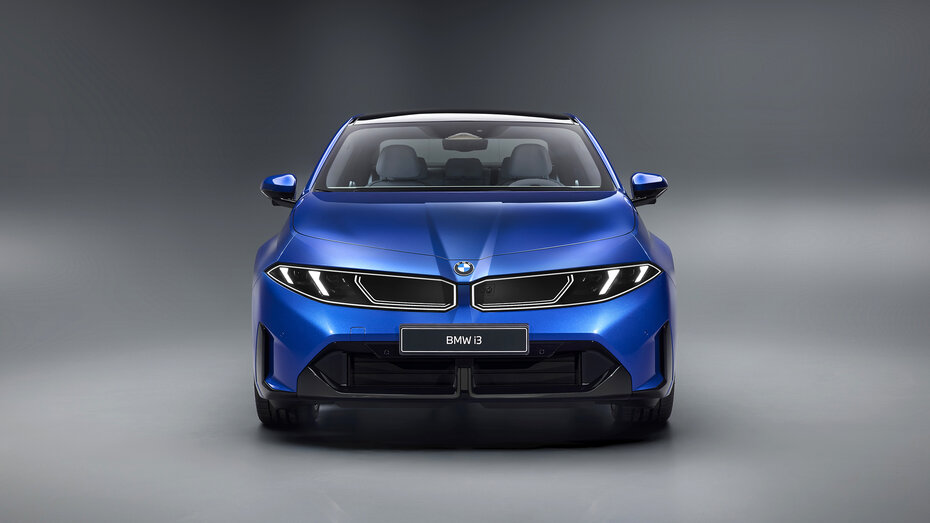 Front eines blauen BMW i3, der in einem Studio steht.