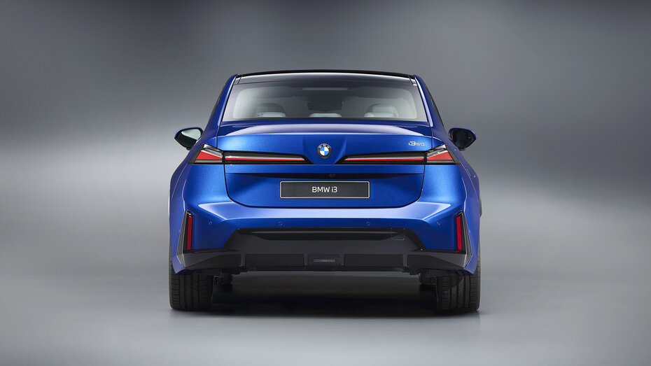 Das Heck eines blauen BMW i3, der in einem Studio steht.