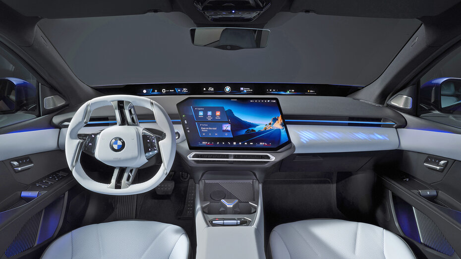 Innenraum eines BMW i3 mit weißen Materialien an Lenkrad, Sitze und Armaturenbrett.