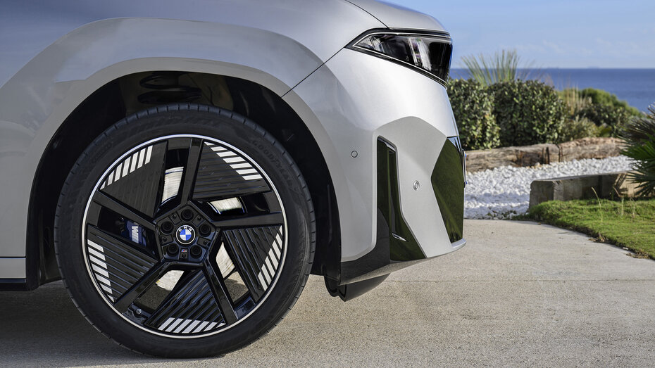 Aerodynamisch optimierte Felgen eines silbernen BMW iX3.