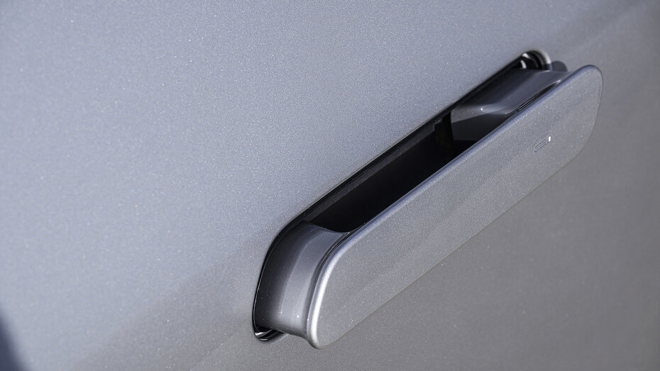 Versenkbarer Türgriff eines silbernen BMW iX3.