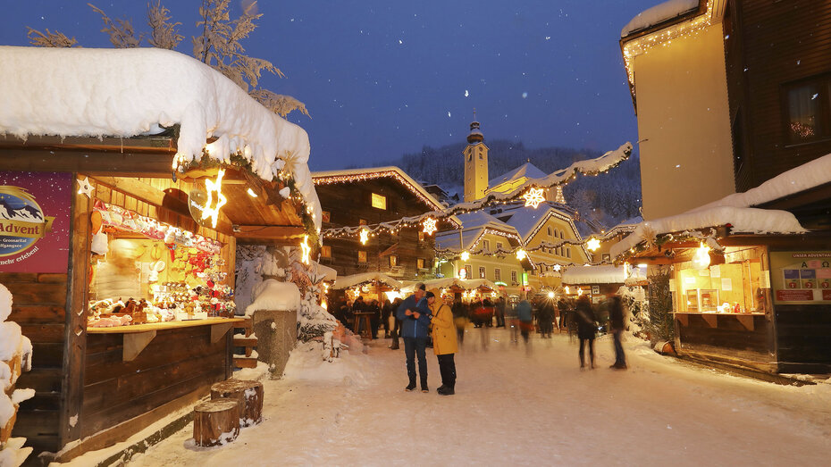 Bergadvent im Großarltal, mit schneebedeckten Weihnachtshütten.