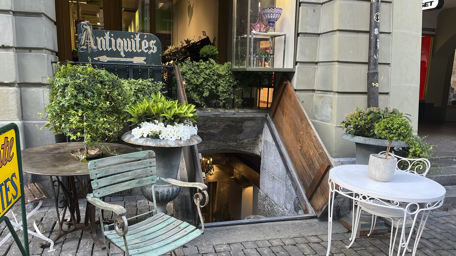 Typischer Keller in der Berner Kramgasse mit Antiquitäten im Vordergrund.