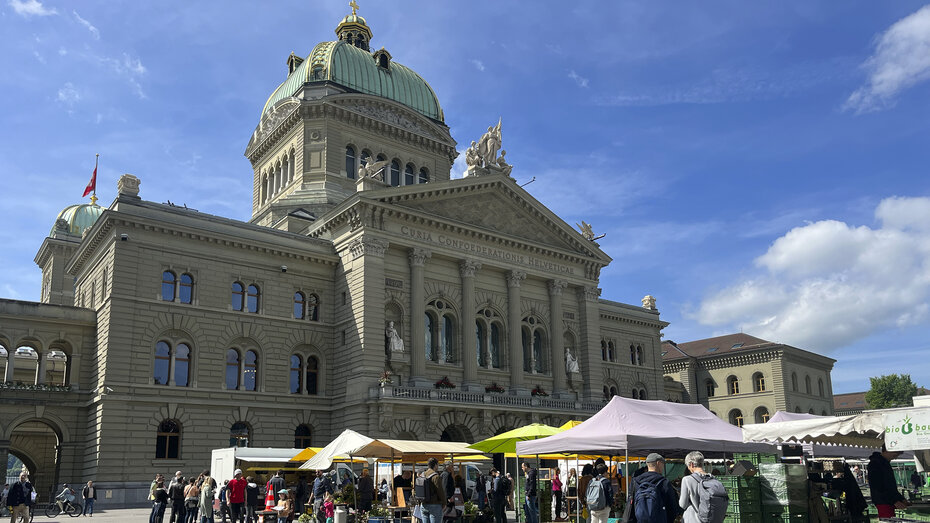 Das Schweizer Bundeshaus an einem sonnigen Sommertag mit blauem Himmel im Huntergrund.