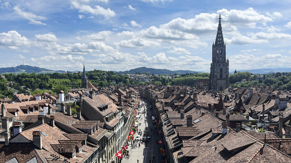Berner Altstadt mit Berner Dom von oben fotografiert an einem leicht bewölktem Tag.