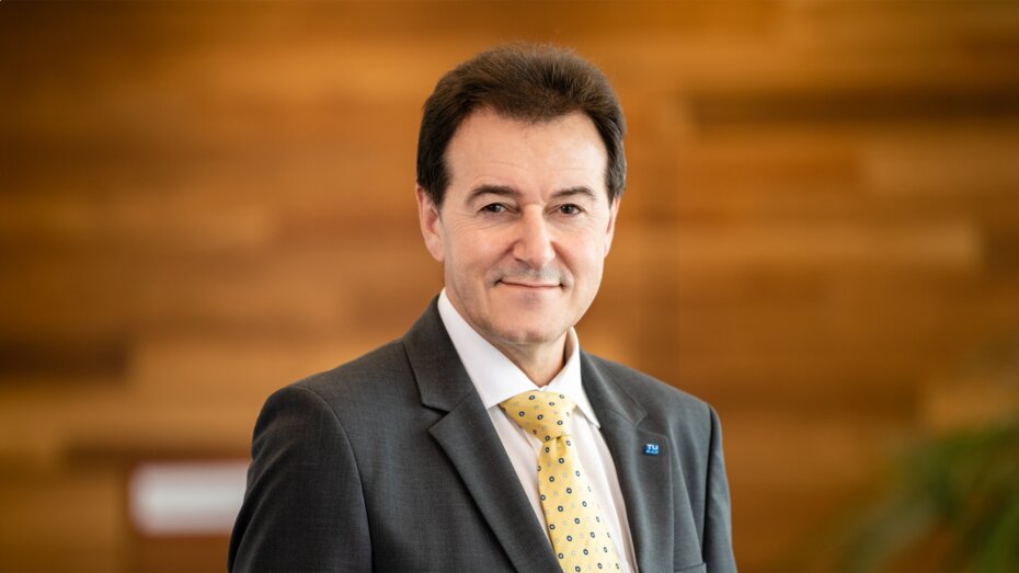 Ein Mann im Anzug mit gelber Krawatte