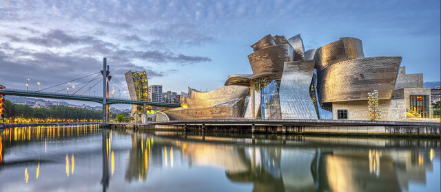 Das Guggenheim-Museum Bilbao ist ein Kunstmuseum für moderne Kunst.