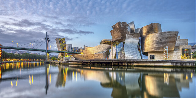 Das Guggenheim-Museum Bilbao ist ein Kunstmuseum für moderne Kunst.