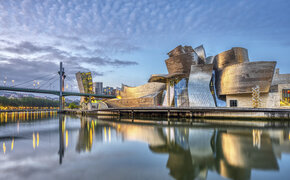 Das Guggenheim-Museum Bilbao ist ein Kunstmuseum für moderne Kunst.