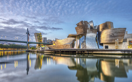 Das Guggenheim-Museum Bilbao ist ein Kunstmuseum für moderne Kunst.