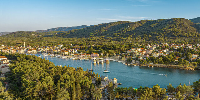 Blick auf die grüne Insel Hvar und den Hafen.