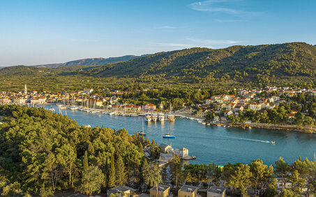 Blick auf die grüne Insel Hvar und den Hafen.