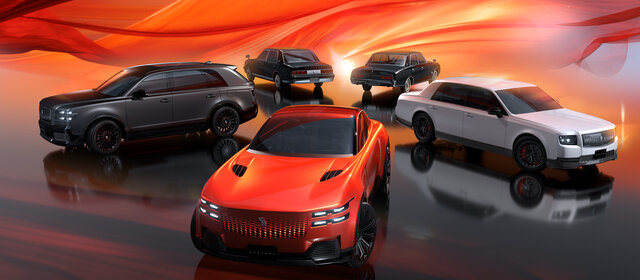 Drei schwarze, ein weißes und ein oranges Auto von Century im Kreis aufgestellt