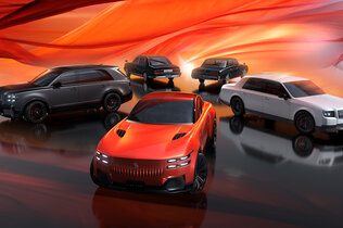 Drei schwarze, ein weißes und ein oranges Auto von Century im Kreis aufgestellt